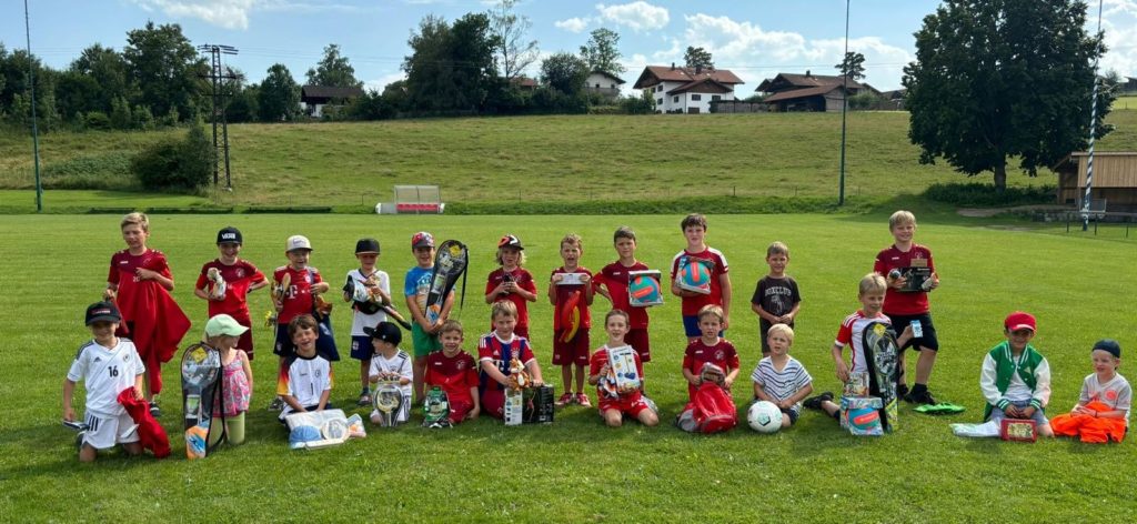 Spieler der F-Jugend mit ihren Tombolagewinnen