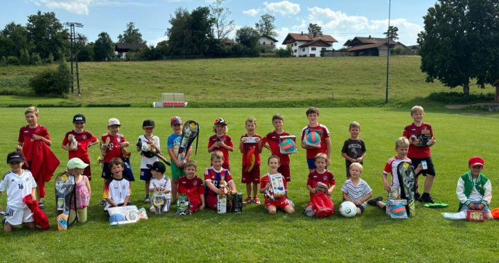 Spieler der F-Jugend mit ihren Tombolagewinnen